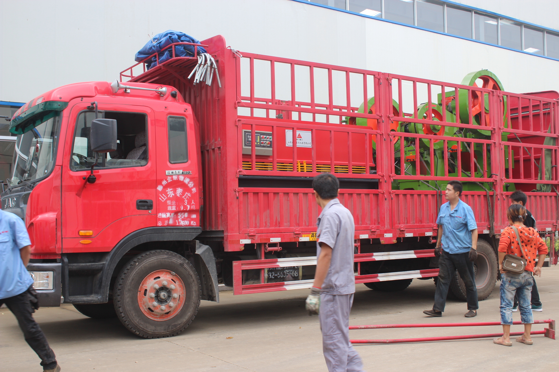 遼寧4X2500液壓擺式剪板機(jī)發(fā)貨