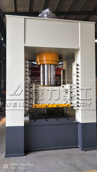 汽車(chē)側(cè)圍裝飾板復(fù)合材料成型框架式液壓機(jī)雙向泵的選擇