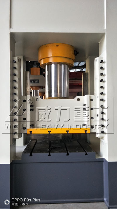 汽車(chē)側(cè)圍裝飾板復(fù)合材料成型框架式液壓機(jī)雙向泵的選擇