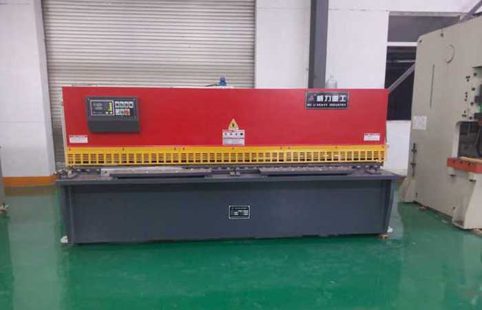QC11Y-10×32000液壓剪板機(jī)，10個(gè)厚液壓閘式剪板機(jī)