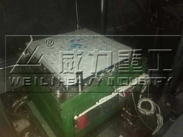 315噸樹脂井蓋成型液壓機(jī)模板