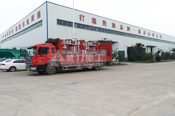 200噸三梁四柱液壓機(jī)裝車(chē)發(fā)貨