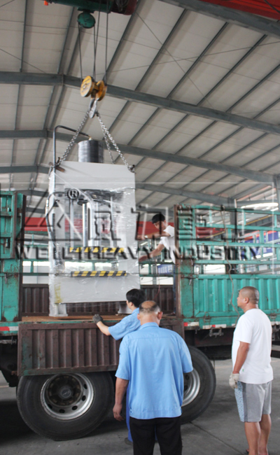 龍門液壓機裝車發(fā)貨